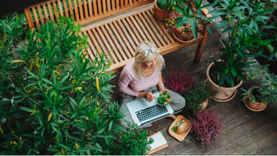 Húsvéti sorozatmaraton: 4 dolog, amitől tényleg élmény lesz a pihenés